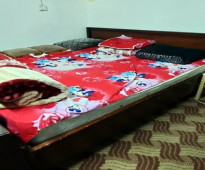 سرير 2 متر مع مرتبه شبه جديده