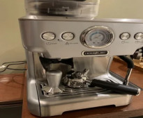 جهاز مكينة اسبريسو مع طاحونة قهوة كاملة استعمال خفيف ونظيف شبة جديده