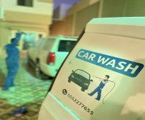 نظافة لامعة لخدمات تلميع وغسيل السيارات المتنقل امام باب منزلك او عملك