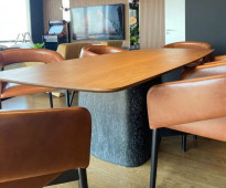 لمسات خشبية خاصة على طاولات وكراسي