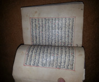 مصحف مخطوط باليد أثري عمره أكثر من 300 سنة